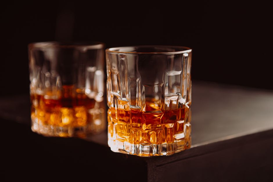 Whisky till valvakan – glas och servering för en lång resultatkväll